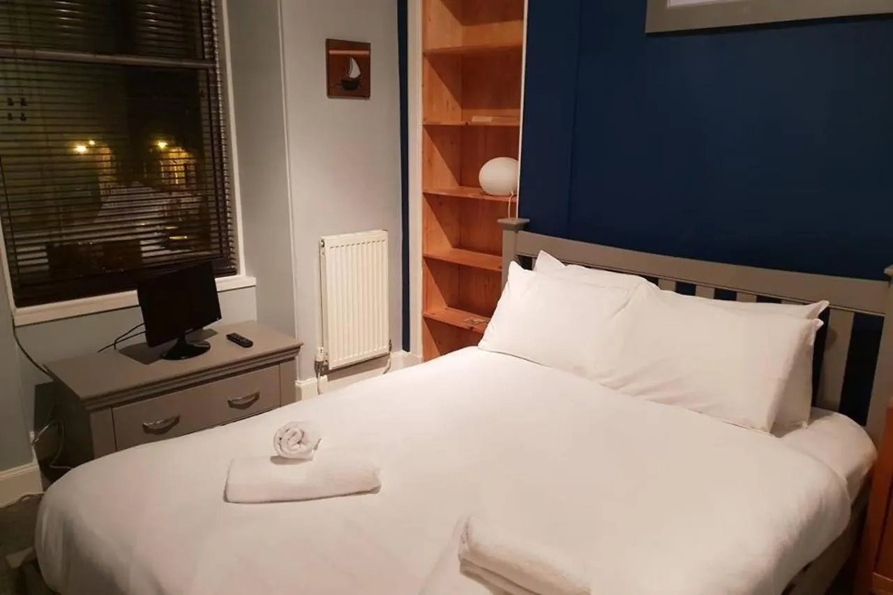 Bright 1 Bedroom Apartment Near City Centre Edinburgh 0*,