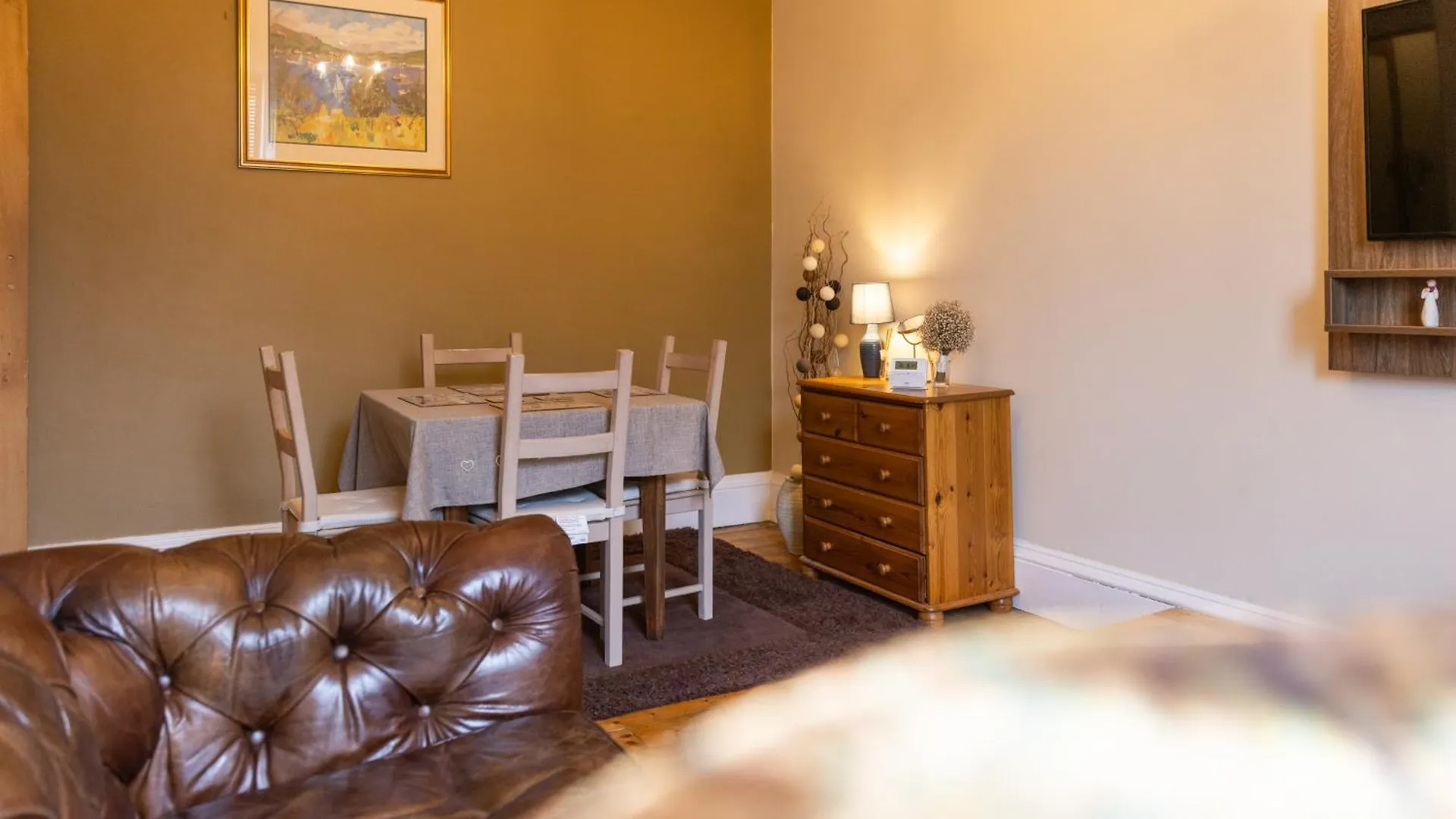 Bright 1 Bedroom Apartment Near City Centre Edinburgh