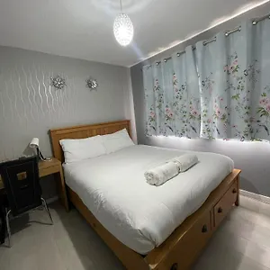  Apartment Chic 2 Bed With Free Parking- Recently Redecorated, 10 Minutes To Centre